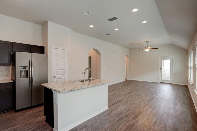 Building Photo - Beautiful 3BR/2BA Home with Island Kitchen...