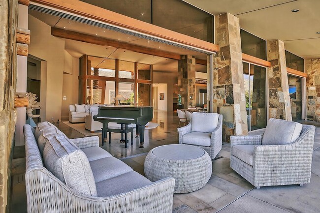 Building Photo - 9 Rockcrest