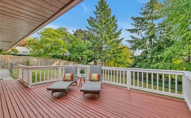 Building Photo - 4 Bedroom Kent home walking distance to lake meridian