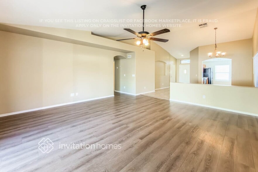 Building Photo - 2724 E Concho Ave