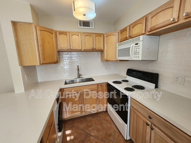 Building Photo - 760 E Cottonwood Rd