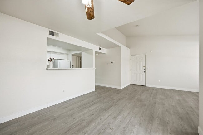 Building Photo - Nice Upgraded 2 Bedroom Condo in Gated Community - Eastern and 215