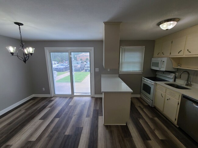 Building Photo - Spacious 2 Bedroom Unit