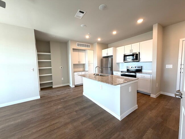 Building Photo - 1700 Daleside Ln