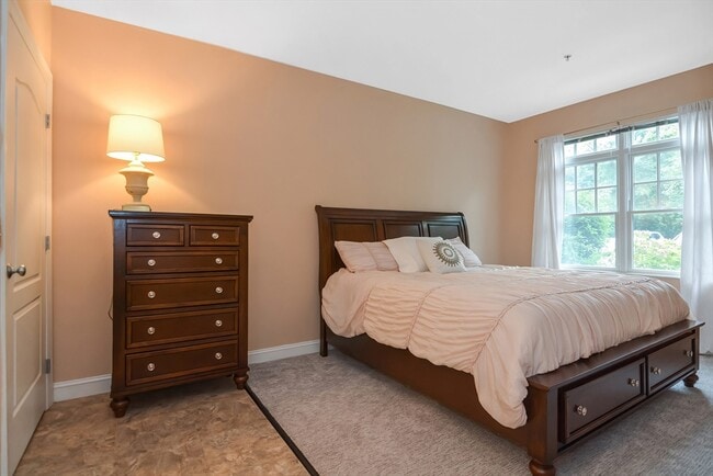 Building Photo - 614 Pond St