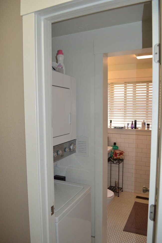 Building Photo - Remodeled 2 bed, 1 bath in the heart of Fo...