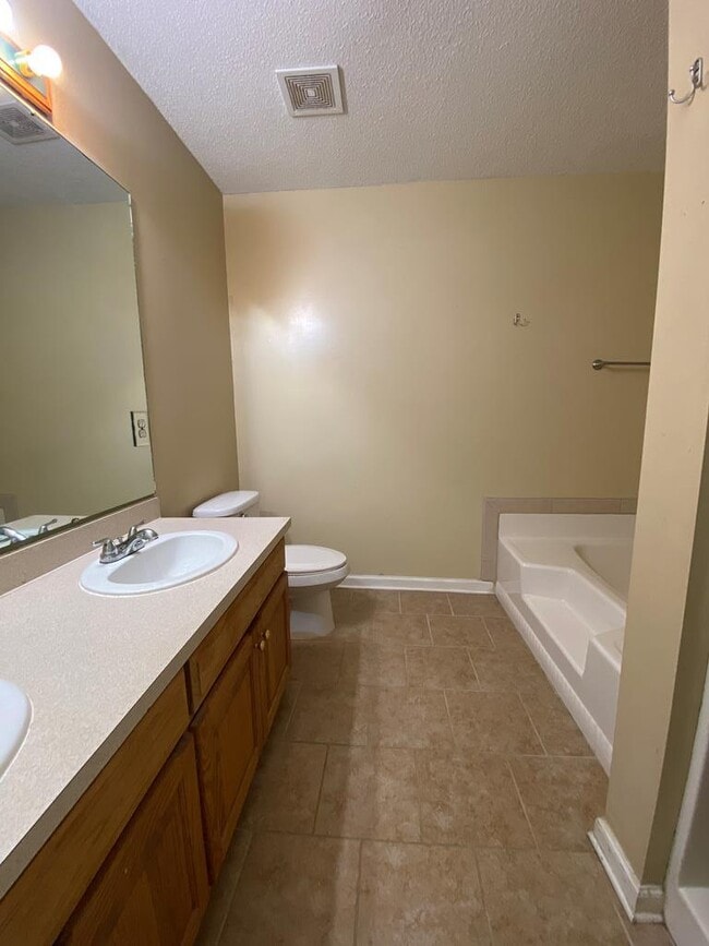 Building Photo - 6400 Bradley Park Dr