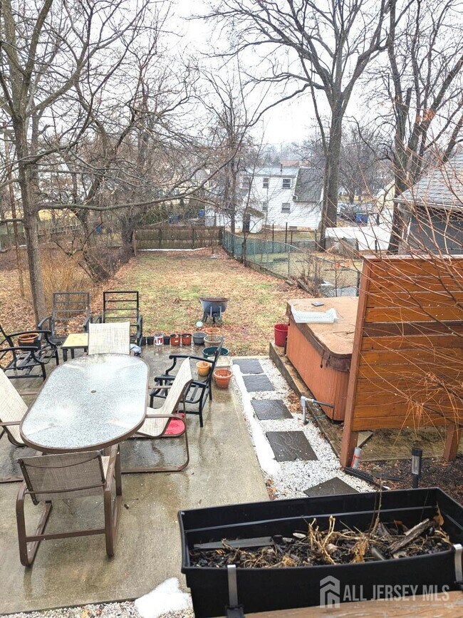 Building Photo - 651 Crescent Dr