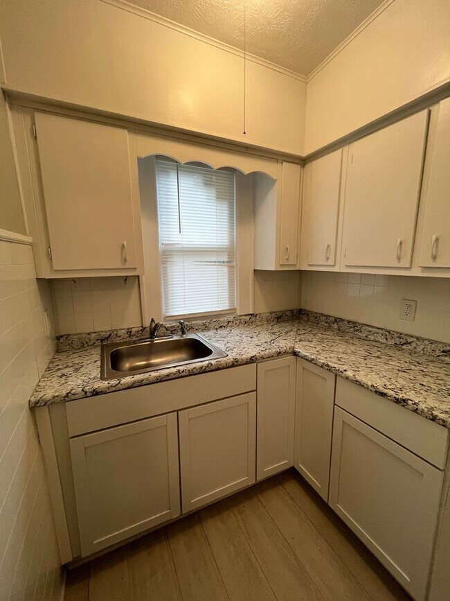 Building Photo - Three bedroom one bathroom home for rent