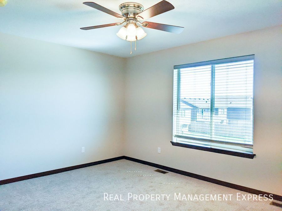 Building Photo - 9617 W Broek Dr