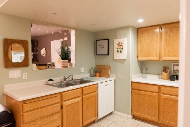 Building Photo - Orem Condo