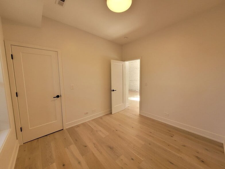 Building Photo - 1334 W Bryn Mawr Ave