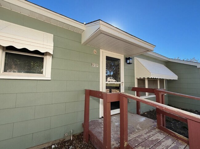 Building Photo - 1512 W Day St