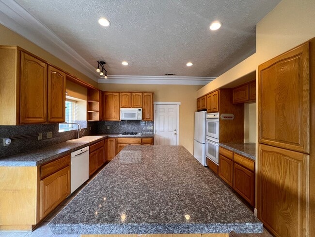 Building Photo - 3-bedroom home in Desert Lakes Golf Community