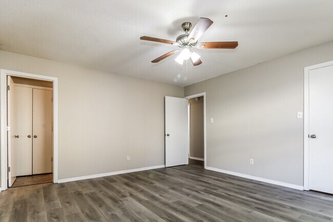 Building Photo - 4705 Waterfront Oak Dr