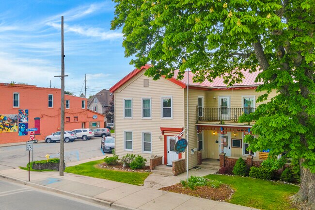 Building Photo - 256 S Water St