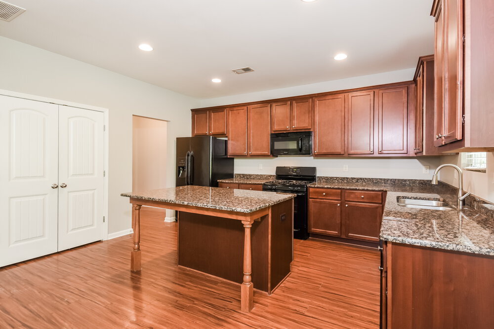 Building Photo - 930 Walking Stick Trail NE