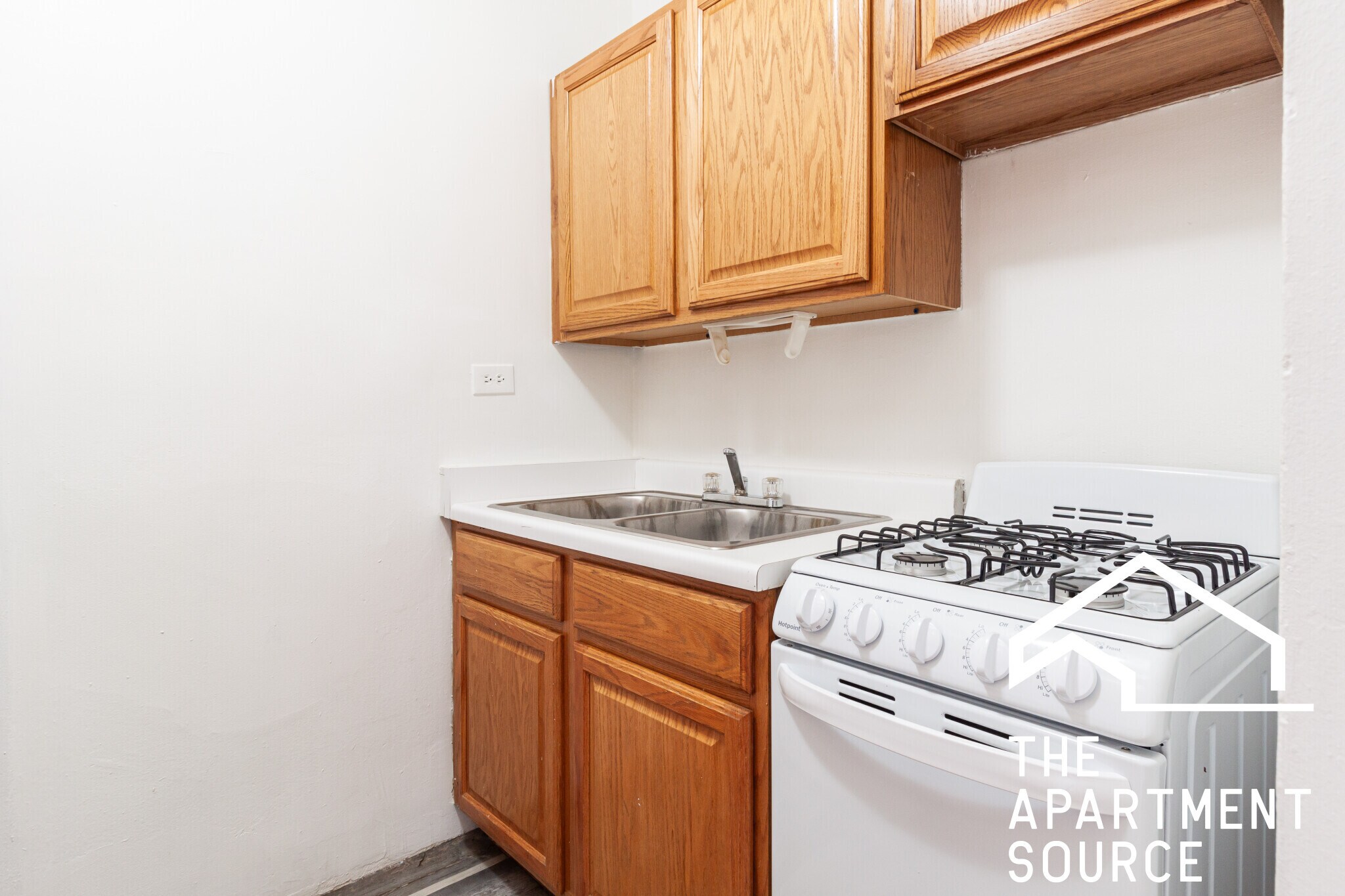 Building Photo - 717 W Belmont Ave