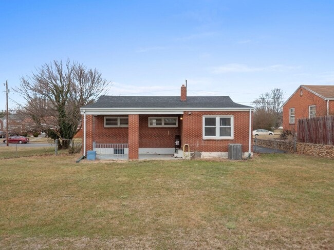 Building Photo - 4 Bedroom/ 2 Bath Home for Rent in NW Roanoke
