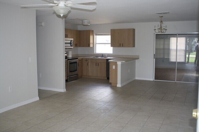 Building Photo - Very nice 4 bedroom 2 bath in beautiful se...