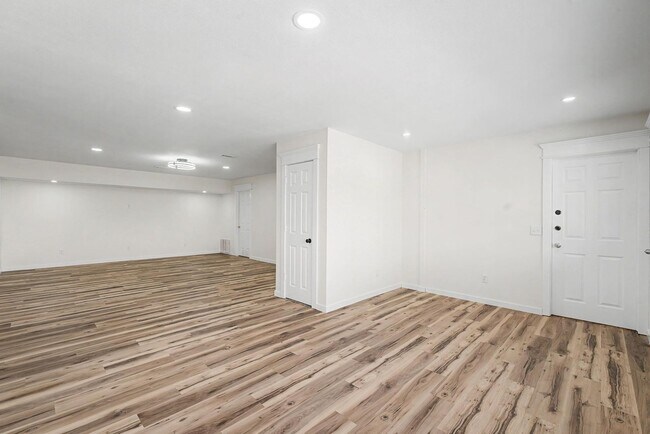 Building Photo - Deavila - Walnut Valley