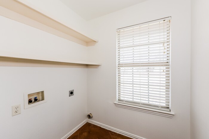 Building Photo - 413 Maplewood St