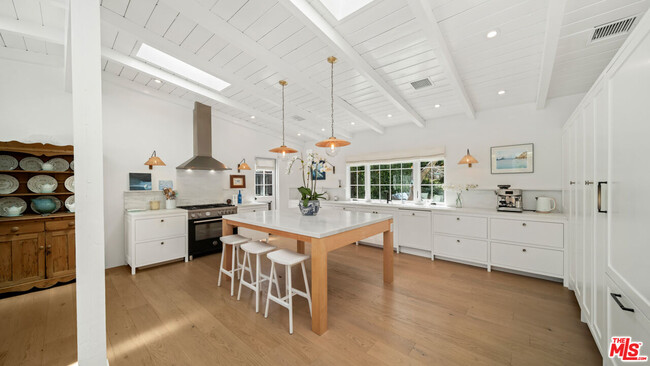 Building Photo - 6540 Dume Dr