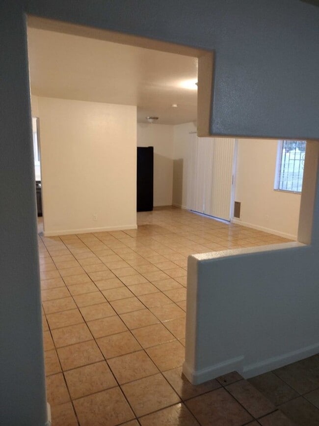Building Photo - 4 Bedroom 2 Bathroom  Tropicana & Mountain...