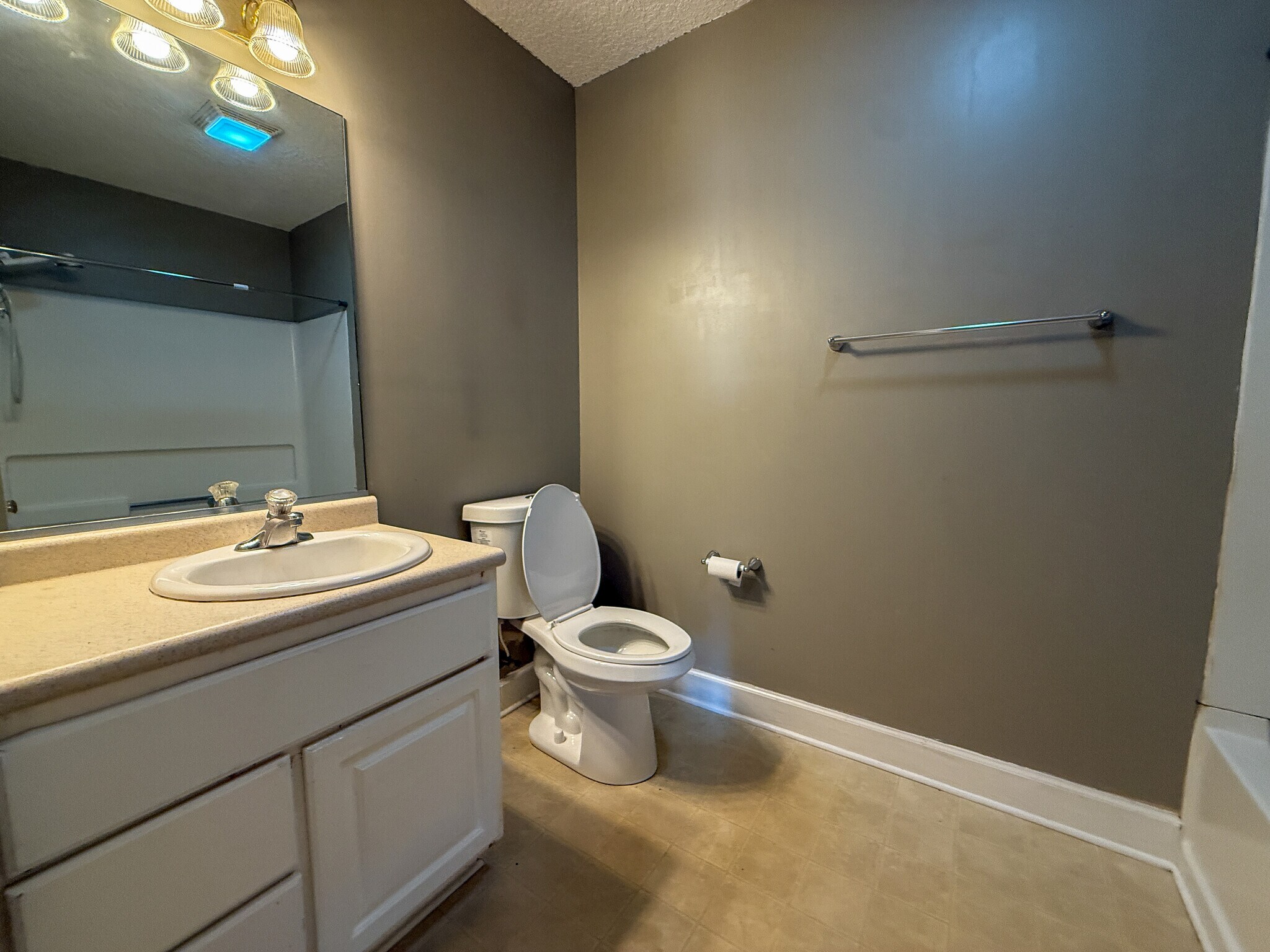 Building Photo - 210 Lantana Ct