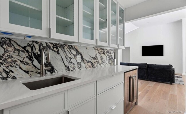 Building Photo - 10 Hampton St