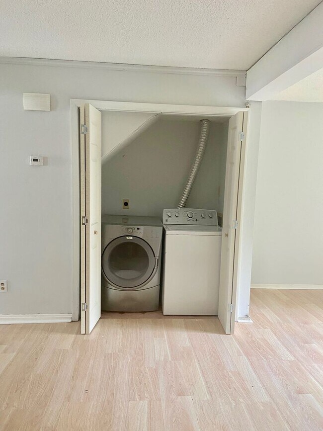 Building Photo - 2BD/ 2.5BA Townhouse near Town Center! Was...