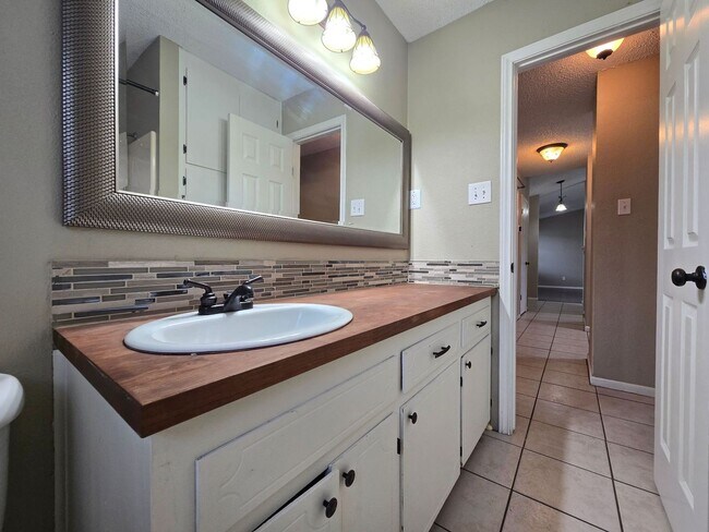 Building Photo - 1710 Joy Dr