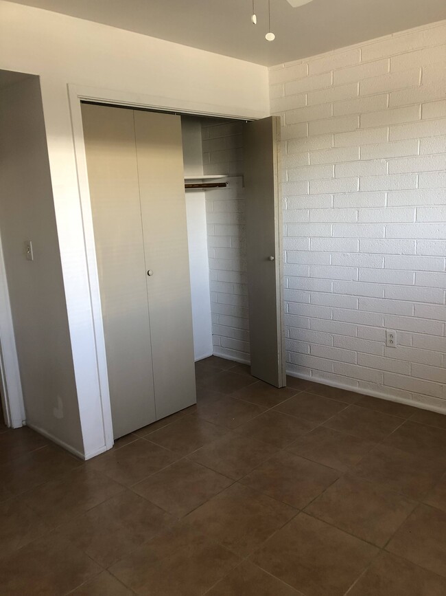 Building Photo - 2554 N Park Ave