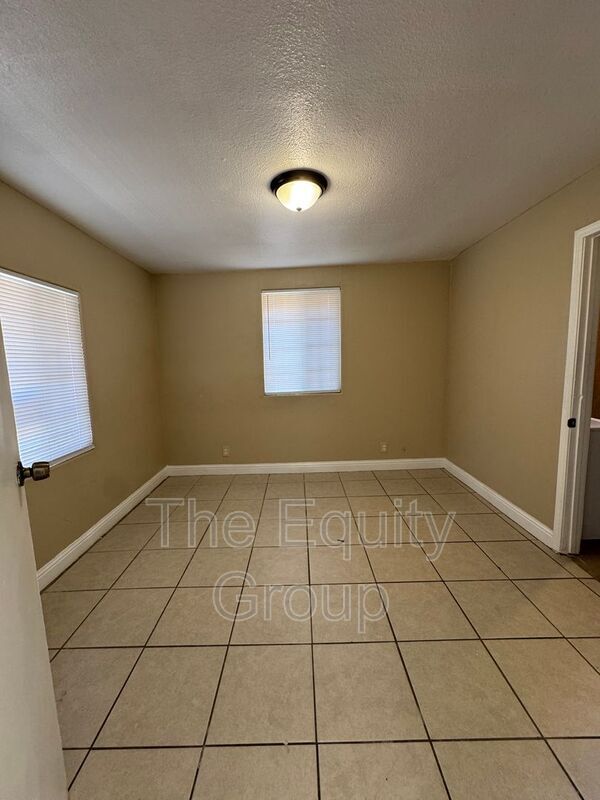 Building Photo - 928 W Goshen Ave