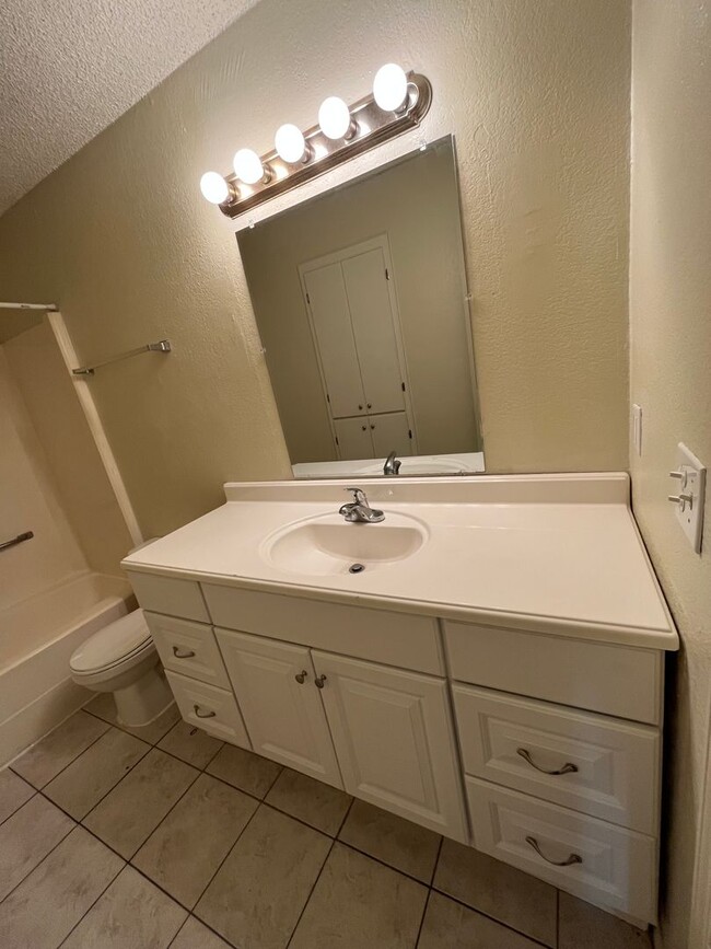 Building Photo - 3 Bedroom duplex!!