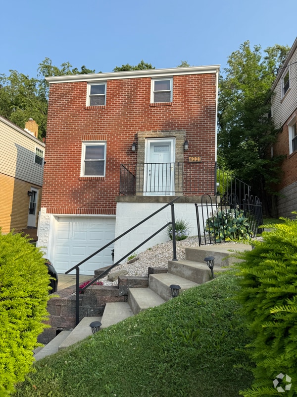 Building Photo - 4221 Tuxey Ave
