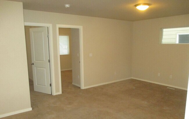 Building Photo - Beautiful 3 bed 2.5 bath home in South Hill Puyallup