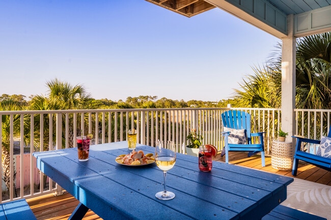 Building Photo - 105 W 7th St