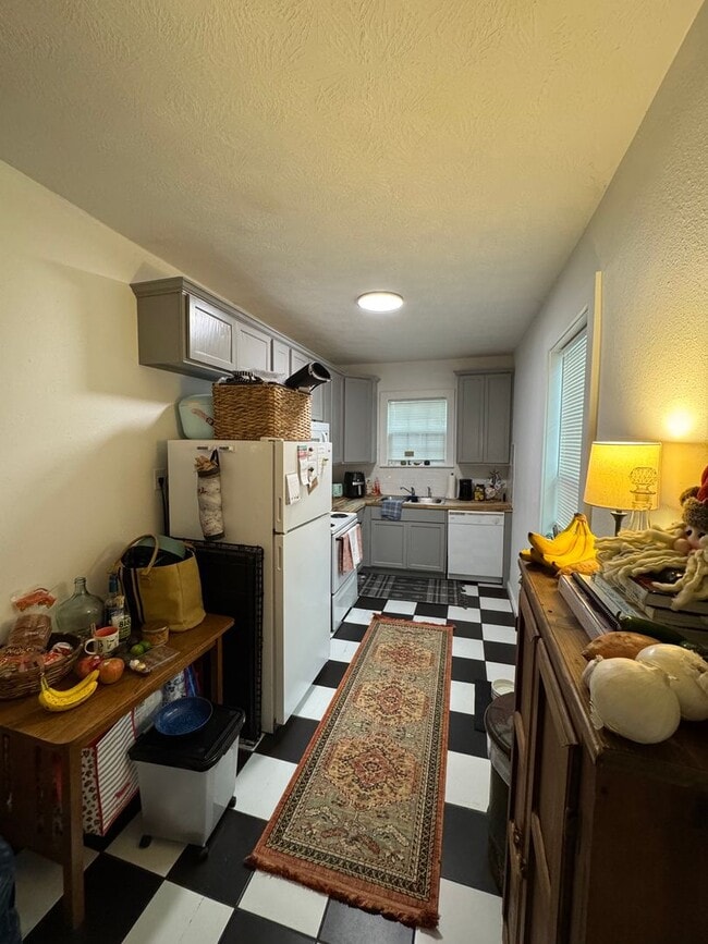 Building Photo - August Move-In! Charming 2/1 house near Do...