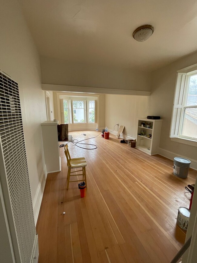 Primary Photo - 2 Bedroom, 1 bathroom second floor apartme...