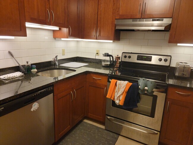 Building Photo - 27 Glenville Ave