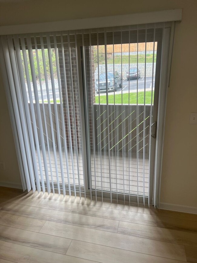 Building Photo - Luxury Two-Bedroom, Stainless Appliances, ...