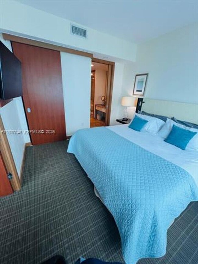 Building Photo - 1395 Brickell Ave