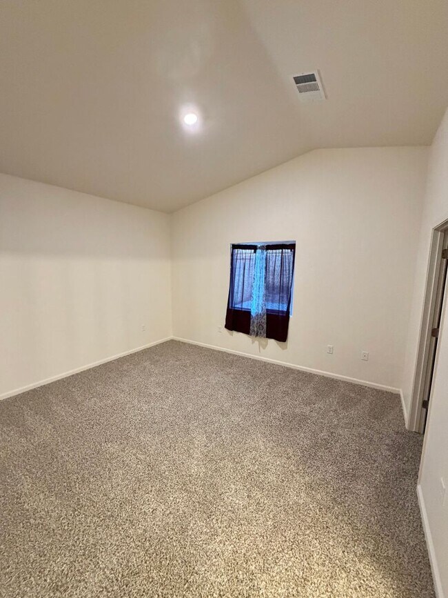 Building Photo - Make yourself at home in this delightful Delano single-family residence!