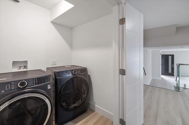 Building Photo - 526 64th St