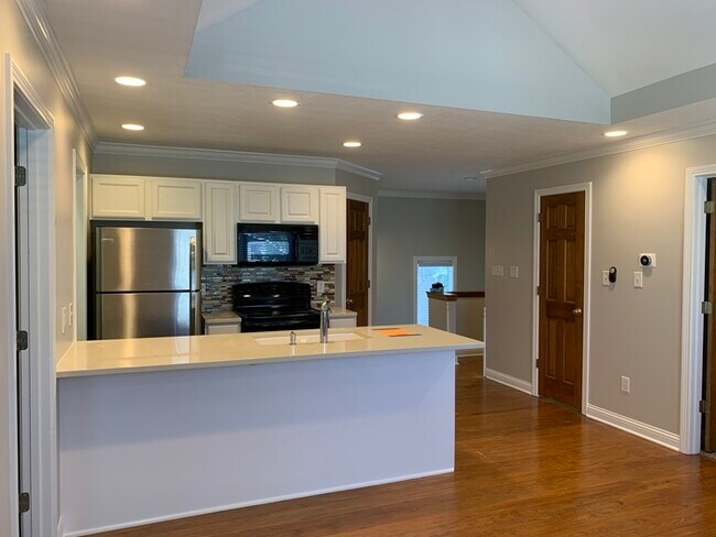 Building Photo - Awesome Carriage House in Chatham Arch!