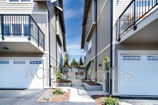 Building Photo - 4606 Tremont Ave