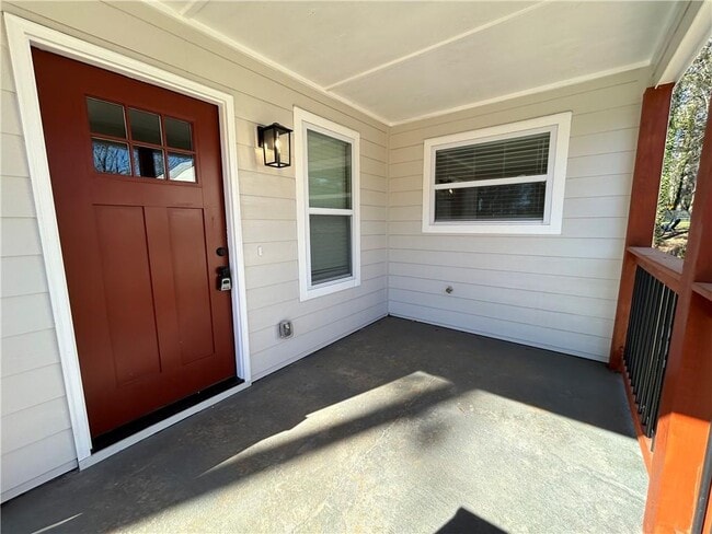 Building Photo - 1226 Beechview Dr SE