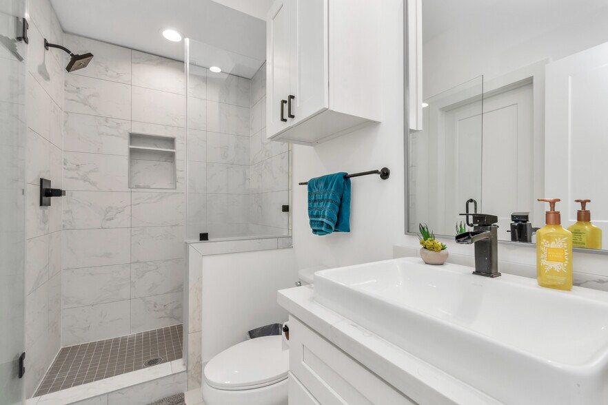 Bedroom on 1st Floor with en-suite full bathroom and closet - 1815 Elite Dr