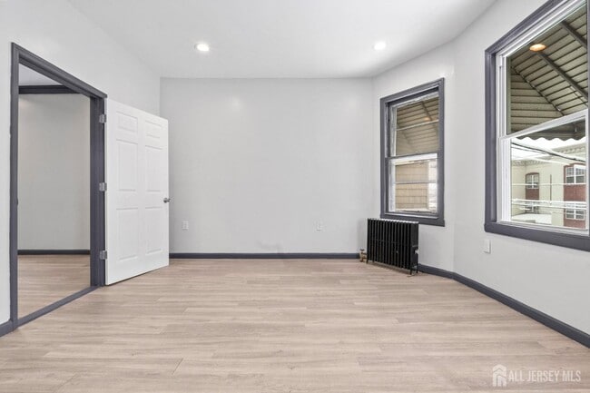 Building Photo - 211 N 13th St